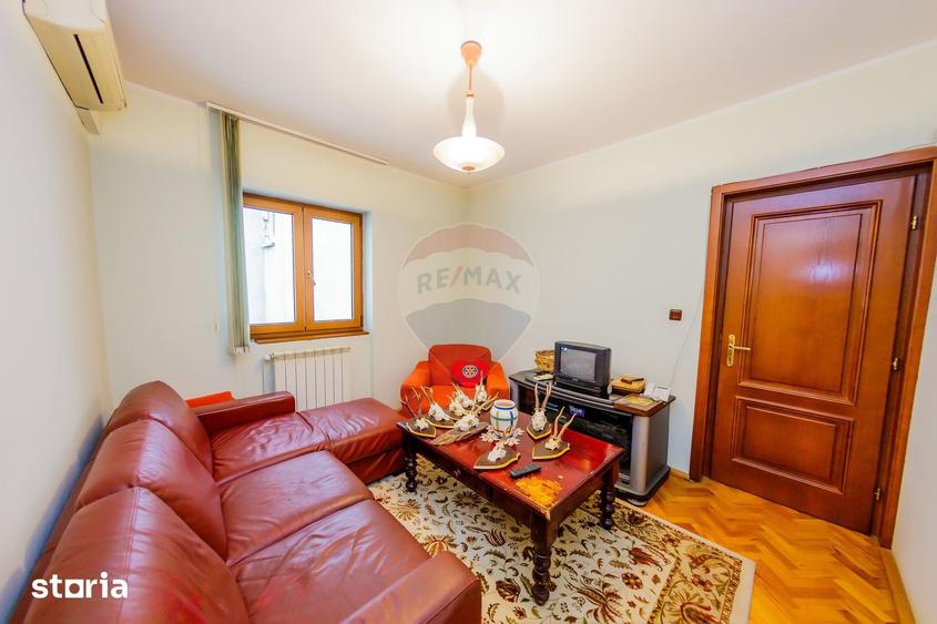 Casă cu 5 camere cu Teren 660 Mp în Central
