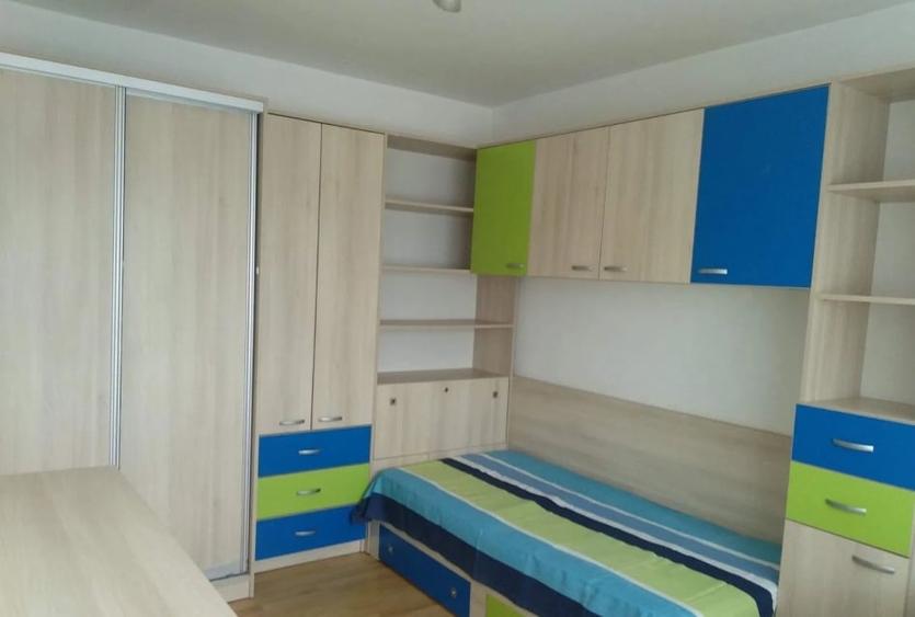 Apartament cu 4 camere semidecomandat, mobilat în Militari
