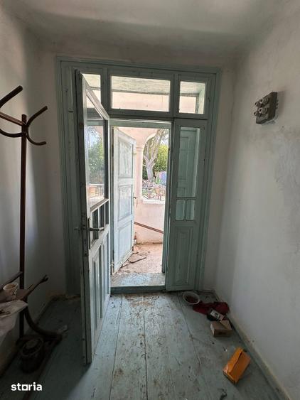 Casă cu 2 camere cu Teren 2700 Mp în Central