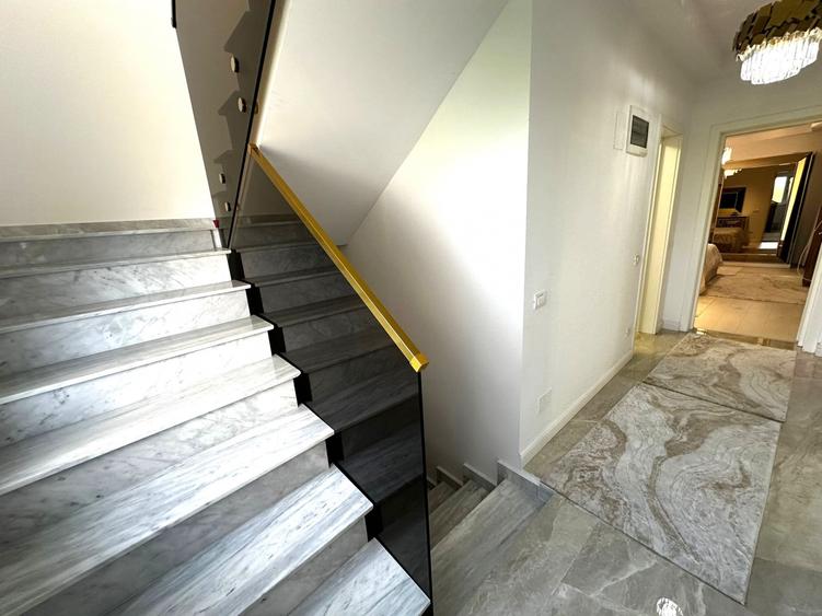 Casă individuală cu 6 camere cu Canalizare în Colentina