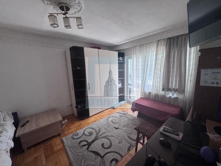 Apartament cu 2 camere decomandat în Tractorul