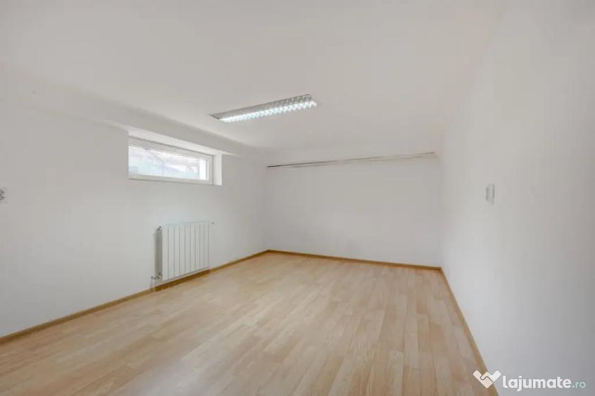 Casă cu 7 camere cu Teren 300 Mp în Uverturii
