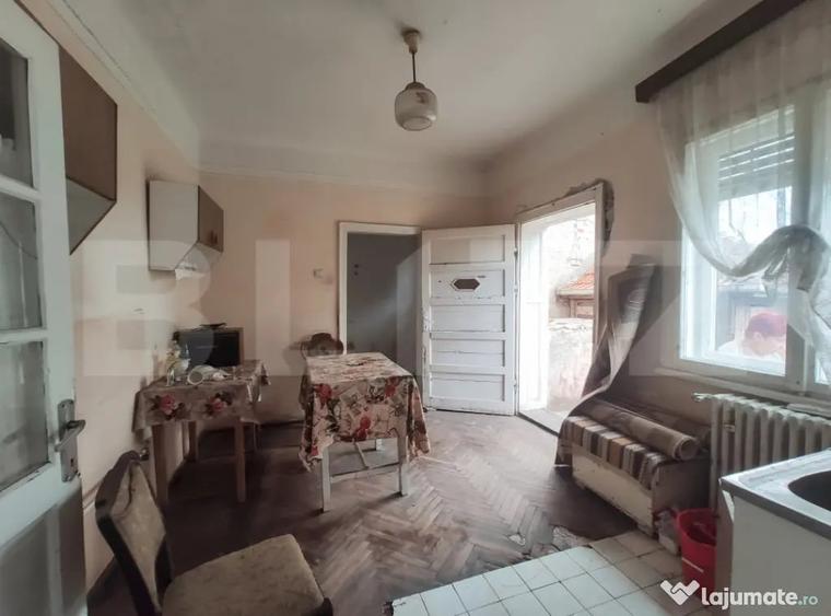 Casă cu 4 camere cu Teren 1100 Mp în Central