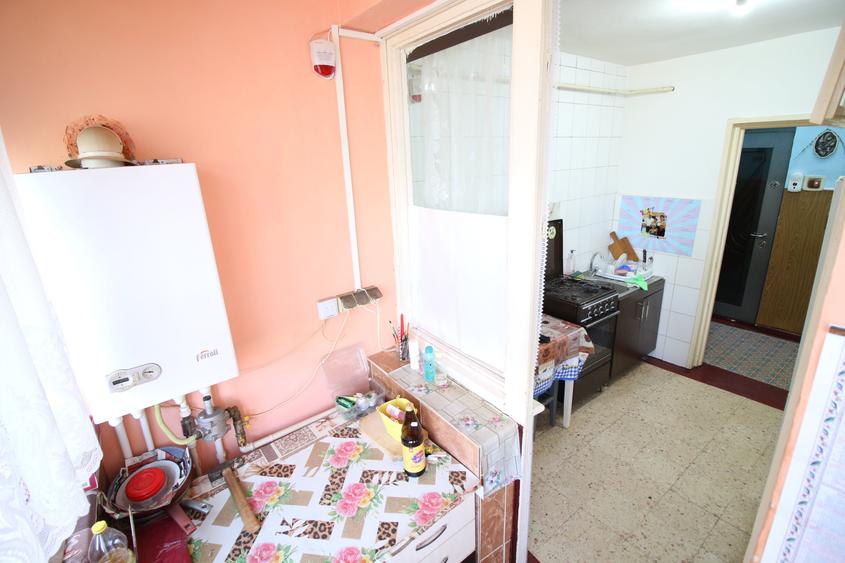 Apartament cu 3 camere semidecomandat în Micro 16