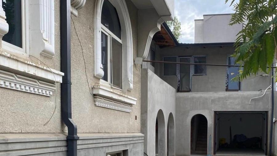 Casă individuală cu 11 camere cu Canalizare în Dristor