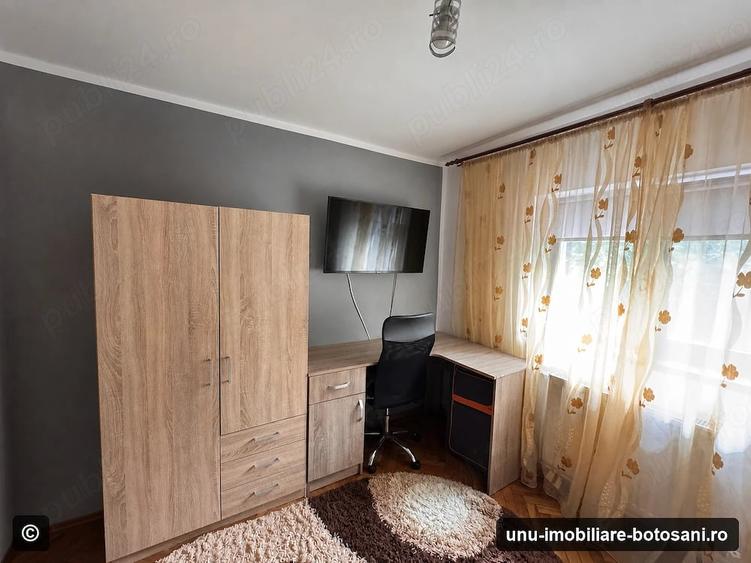 Apartament cu 4 camere decomandat în Central