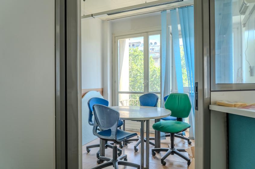 Apartament cu 4 camere semidecomandat în Magheru
