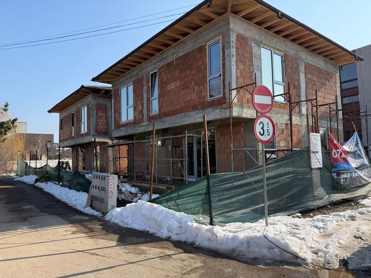 Casă individuală cu 4 camere cu Canalizare în Central