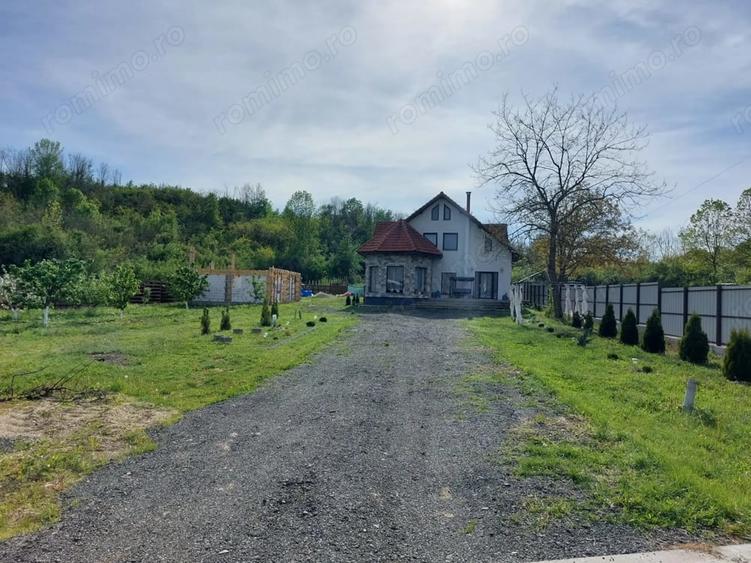 Casă cu 5 camere cu Teren 3000 Mp în Colonești
