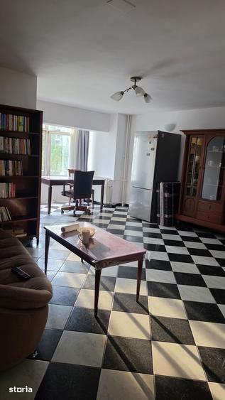 Apartament cu 3 camere în Centrul Civic