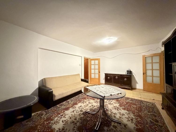 Apartament cu 3 camere semidecomandat în Aviației