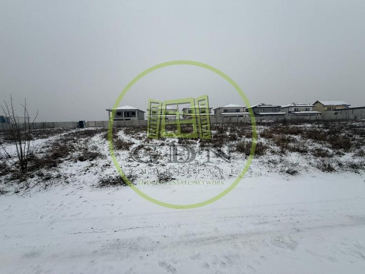 Teren Construcții intravilan de 700 mp, în Preajba