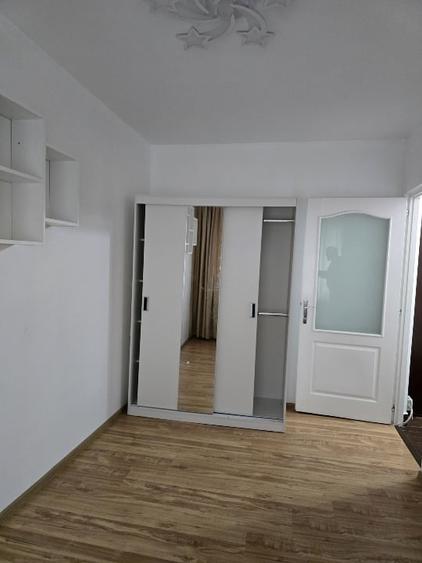 Apartament cu 3 camere semidecomandat în Podu Roș