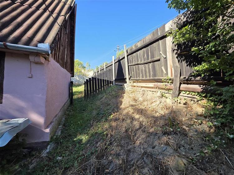 Casă individuală cu 2 camere cu Teren 324.70001220703 Mp în Periferie