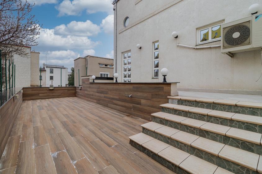 Casă individuală cu 7 camere cu Canalizare în Vatra Luminoasă