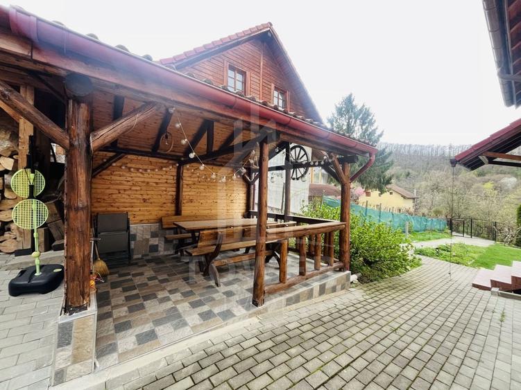 Casă individuală cu 4 camere cu Canalizare în Sadu