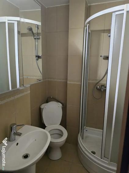 Apartament cu 4 camere semidecomandat în Crângași
