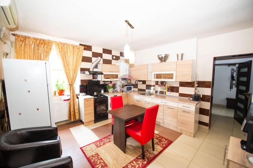 Casă individuală cu 7 camere cu Teren 383 Mp în Periferie