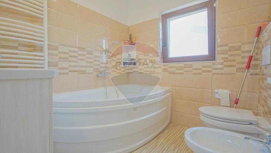 Casă cu 4 camere cu Teren 534 Mp în Central
