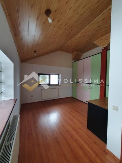 Casă individuală cu 8 camere cu Canalizare în Calea București