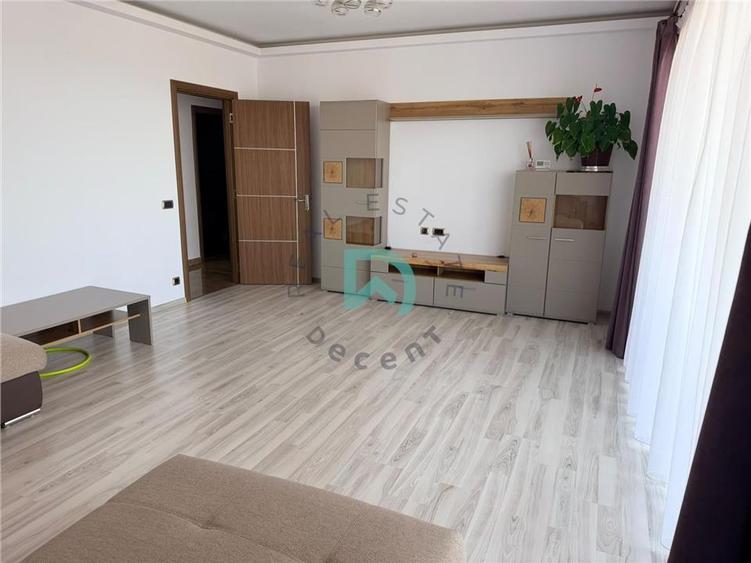 Apartament cu 3 camere decomandat în Tractorul