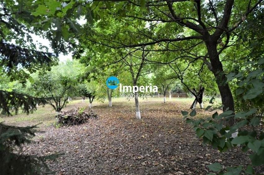 Casă individuală cu 11 camere cu Canalizare în Tomești
