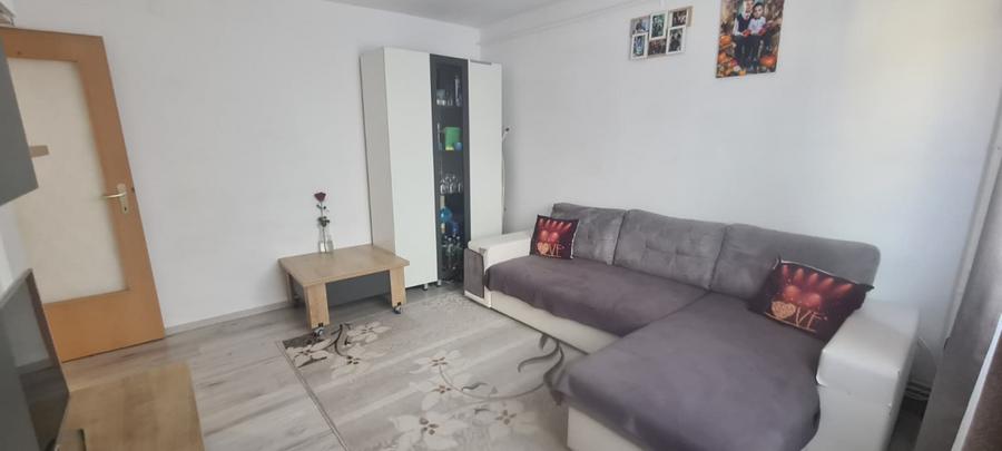 Apartament cu 3 camere decomandat, mobilat în Tractorul