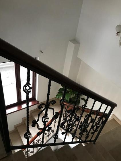 Casă individuală cu 9 camere cu Canalizare în Tineretului