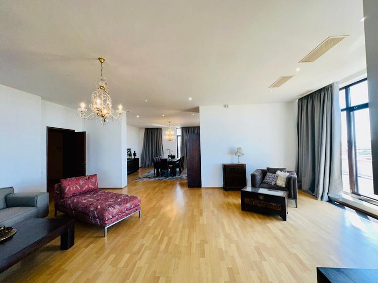 Apartament cu 5 camere decomandat, mobilat în Băneasa