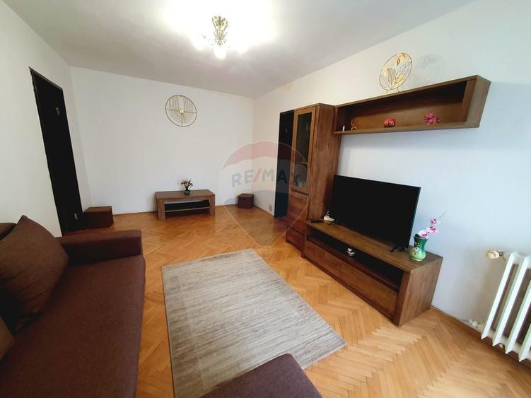 Apartament cu 3 camere semidecomandat, mobilat în Titan