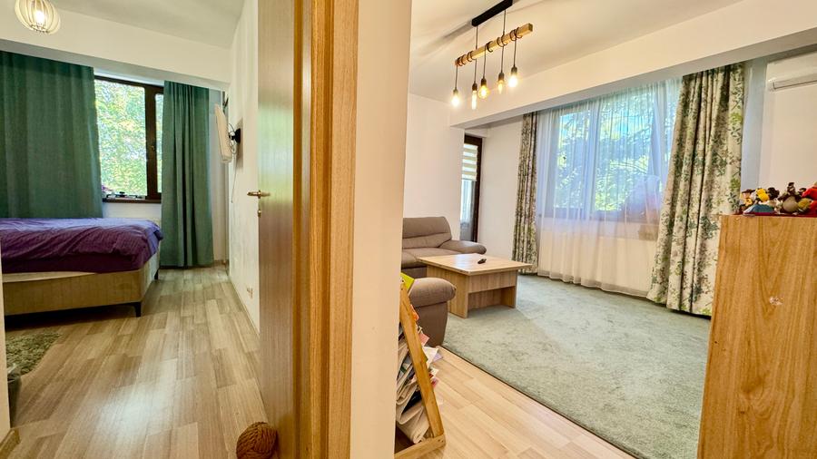 Apartament cu 3 camere decomandat în Jiului