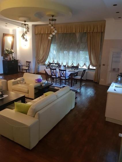 Casă individuală cu 10 camere cu Canalizare în Ultracentral