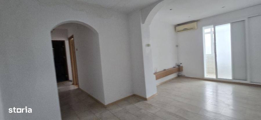 Apartament cu 3 camere în Micro 6