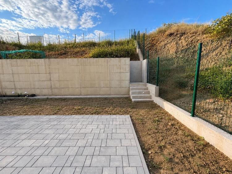 Duplex cu 5 camere cu Canalizare în Iris
