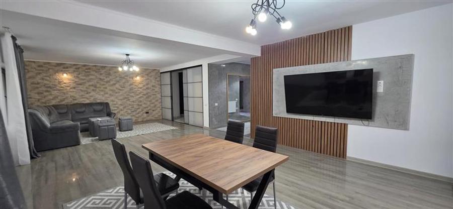 Casă individuală cu 5 camere cu Teren 400 Mp în Central