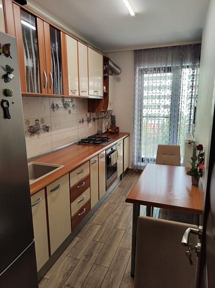 Apartament cu 3 camere decomandat în Roșu