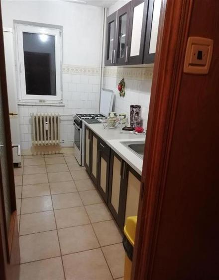 Apartament cu 3 camere semidecomandat în Tătărași
