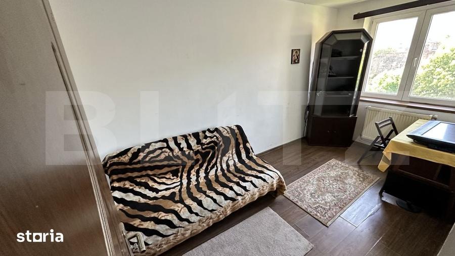 Apartament cu 3 camere semidecomandat în Cetate