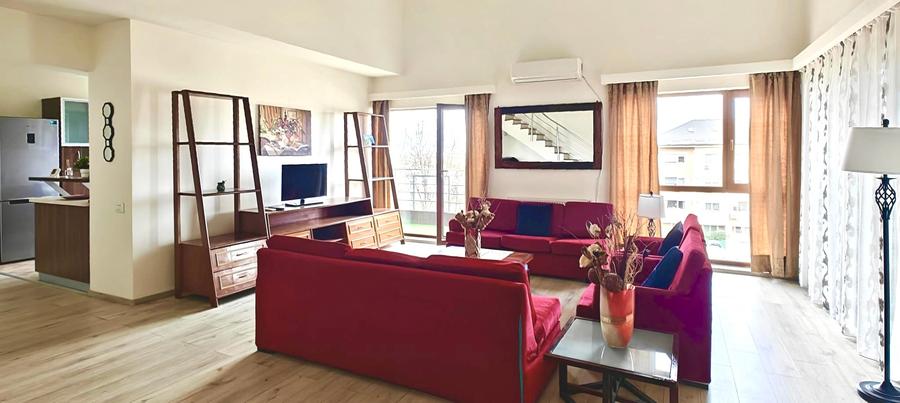 Apartament cu 4 camere decomandat, mobilat în Băneasa