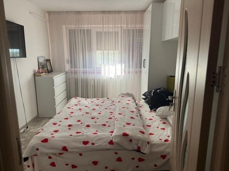 Apartament cu 3 camere decomandat în Valea Rosie