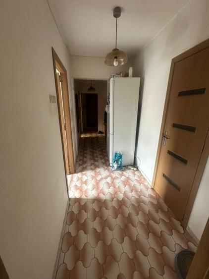 Apartament cu 4 camere semidecomandat în Olteniței