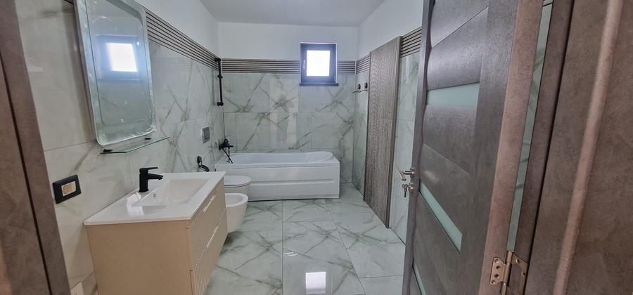 Casă cu 4 camere în Central
