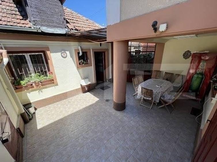 Casă cu 8 camere cu Teren 365 Mp în Lipovei