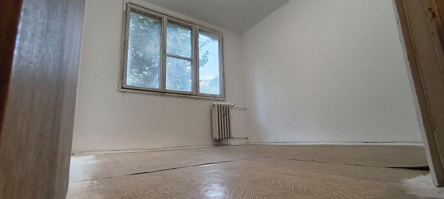 Apartament cu 3 camere semidecomandat în Berceni