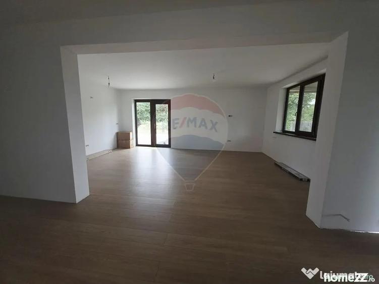 Casă cu 4 camere cu Teren 6110 Mp în Girov