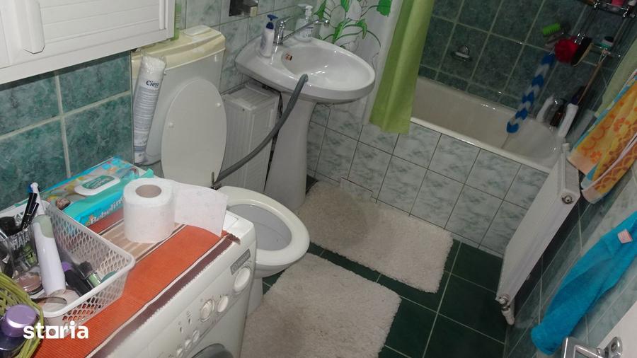 Apartament cu 3 camere decomandat în Scărișoara