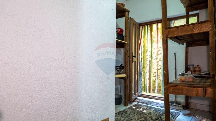 Casă individuală cu 10 camere cu Teren 1348 Mp în Sânbotin
