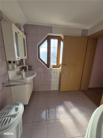Casă cu 4 camere decomandat în Central