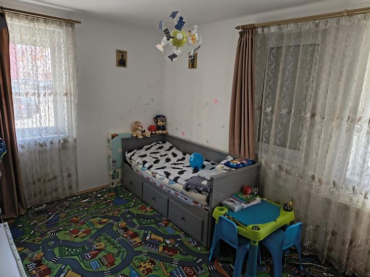 Apartament cu 3 camere semidecomandat, mobilat în Baciu