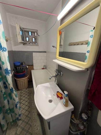 Apartament cu 2 camere semidecomandat, mobilat în Craiovița Nouă